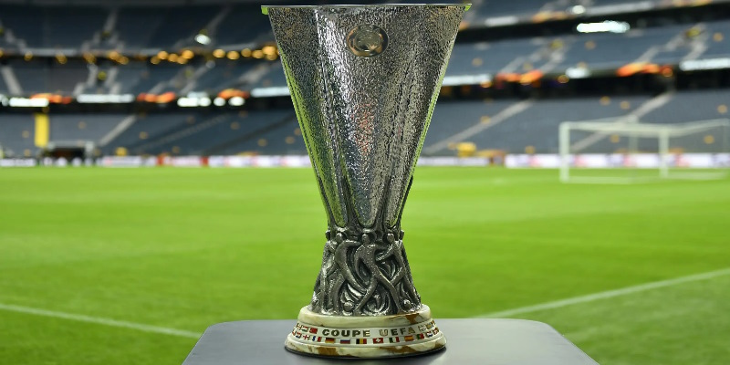 Hình ảnh chiếc Cúp vô địch giải đấu Europa League